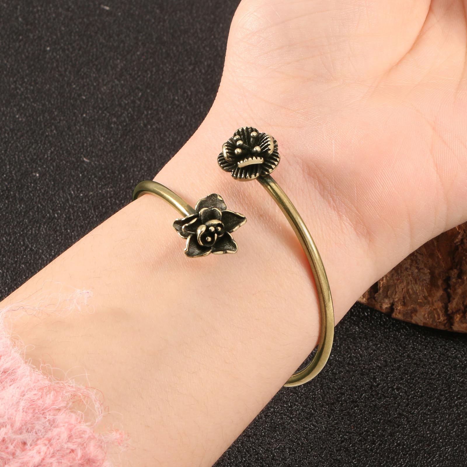 YANGPZFC Small Copper Ancient Bronze Bracelet Ornament Brass Statue For Desk Decor, Handcrafted Vintage Sculpture, 2