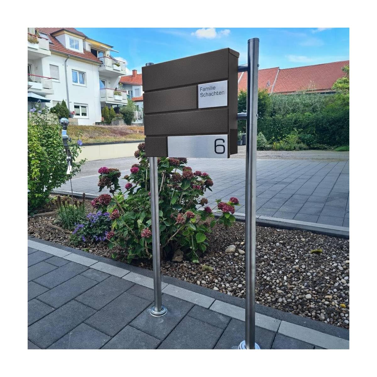 Metzler Standbriefkasten Modell G in Eisenglimmer mit Edelstahl-Namensschild & Ständer - Pulverbeschichtung DB 703 Feinstruktur Matt - Gravur - Größe 37 x 37 x 10,5 cm - Höhe 120 cm
