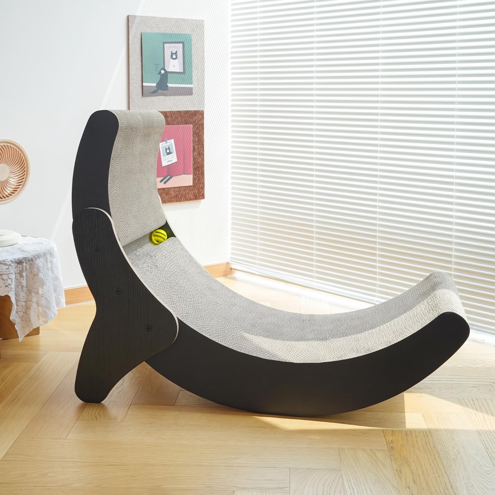 Kratzlounger Katze Kratzbrett Kratzsofa Kratzmöbel mit Geschwungener Form aus Wellkarton Und Spielball für Training für Innenbereich Möbelschutz Krallenpflege