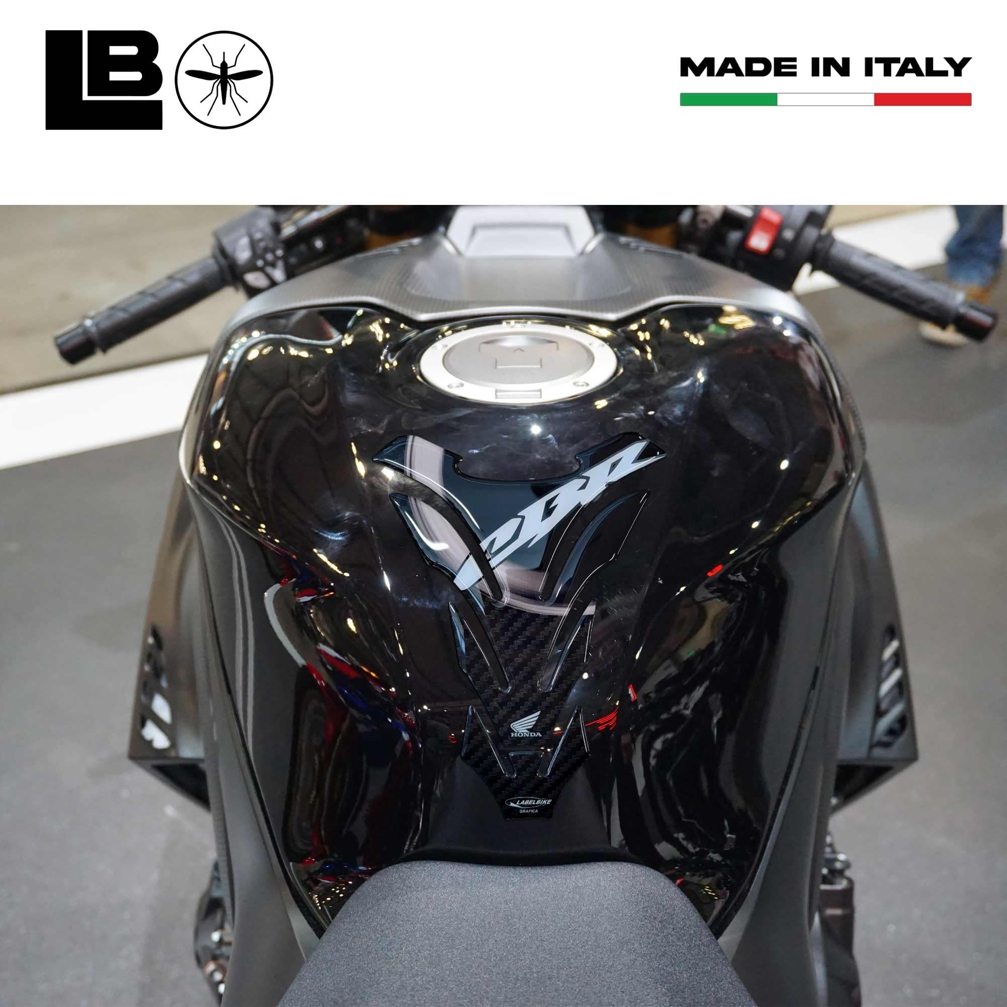 labelbike - Adesivo 3D Moto Paraserbatoio Protezione e Decorazione in Resina con Licenza Ufficiale Honda - Effetto Carbonio e Logo Honda Bianco
