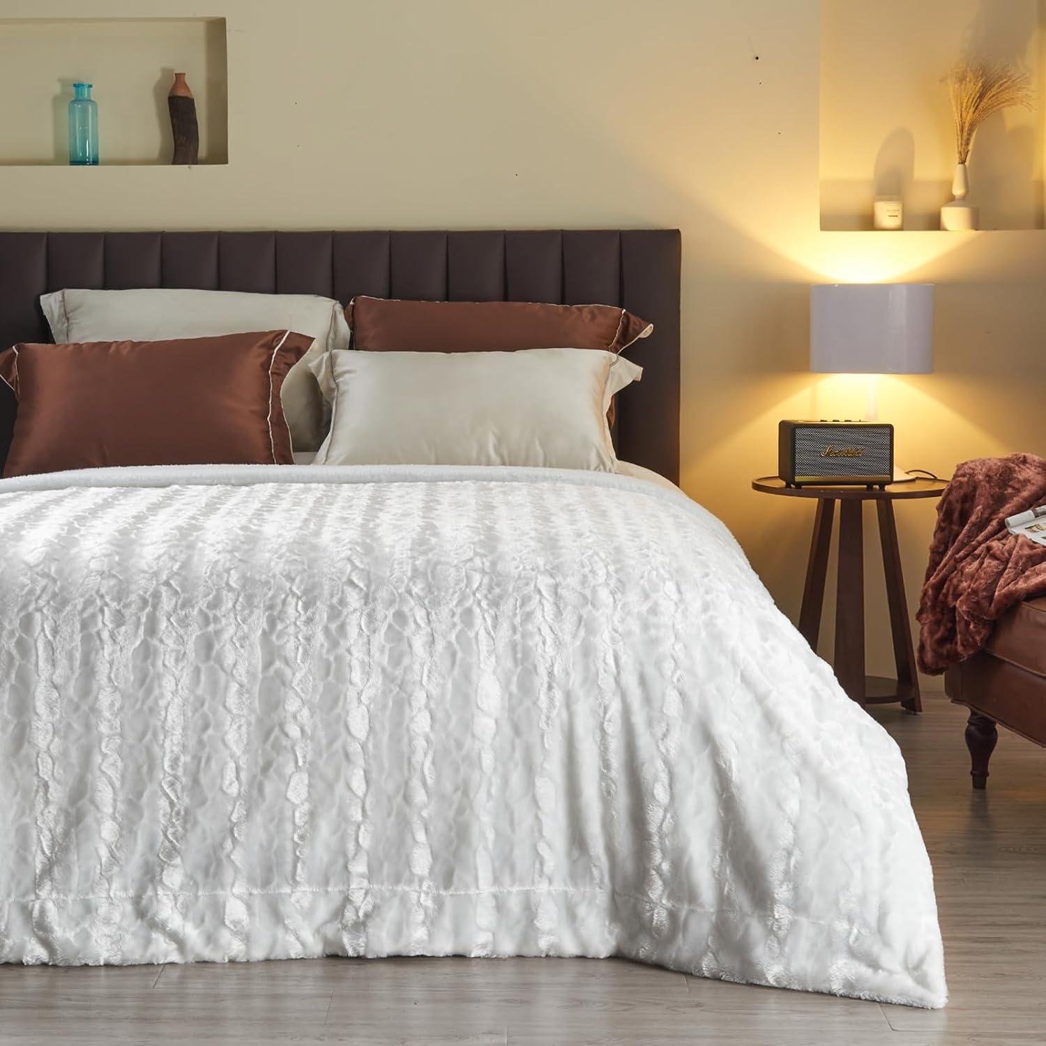 NEWCOSPLAY Super Soft Faux Fur Blanket Queen Size White