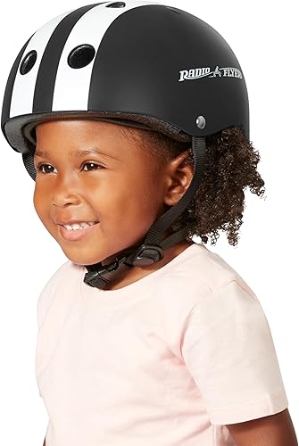 Radio Flyer Casco para niños, negro mate, para niños de 2 a 5 años, tamaño ajustable, pasa el estándar de seguridad del casco de bicicleta de EE.