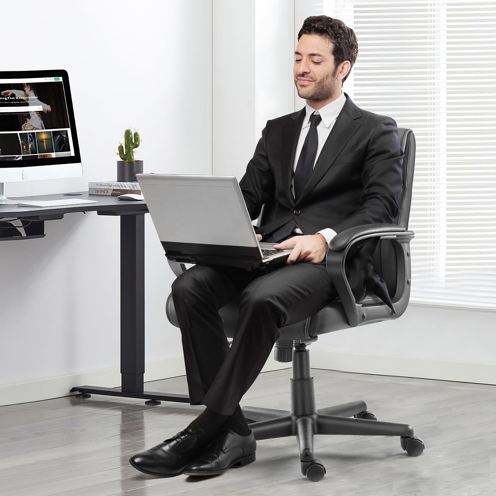 Sweetcrispy Silla de Oficina ergonómica de Piel sintética con reposabrazos, ergonómica para Ordenador con Respaldo Ajustable, Silla giratoria de PC para el Trabajo, Color Negro clásico
