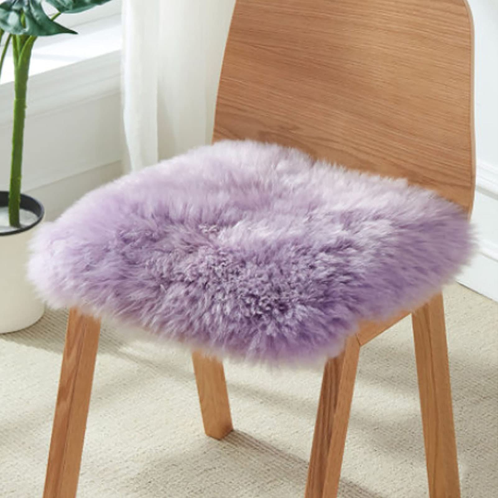 Tapis de sol en fausse peau de mouton pour créer un coin lecture cocooning