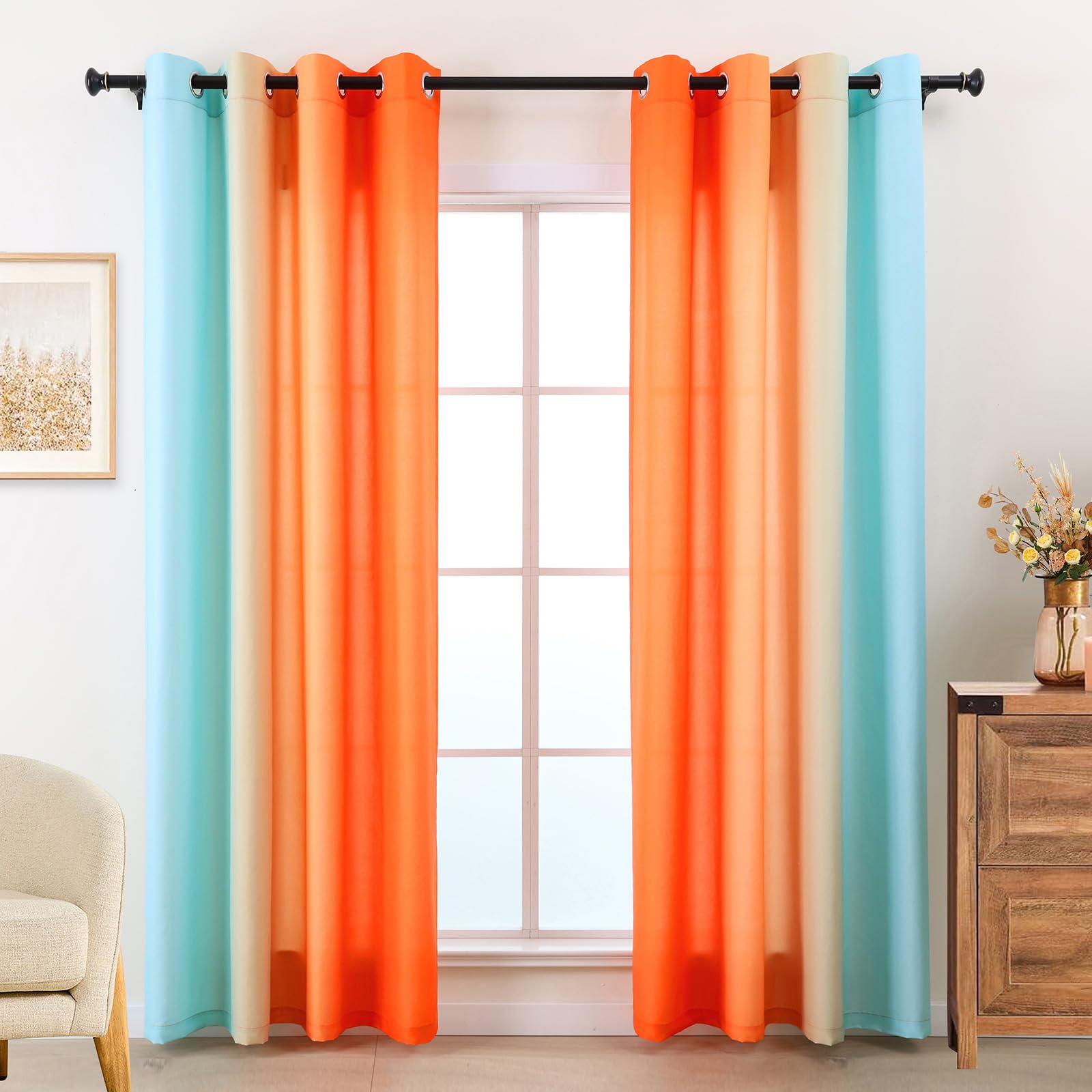 Cortinas azul y naranja que resuelven la falta de luz y cuidan la intimidad del hogar