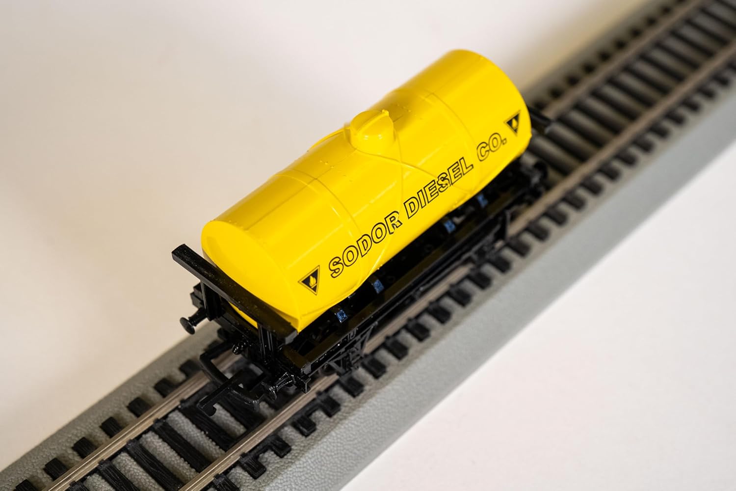 Bachmann Trains - THOMAS & FRIENDS SODOR DIESEL CO. TANKER - HO Scale