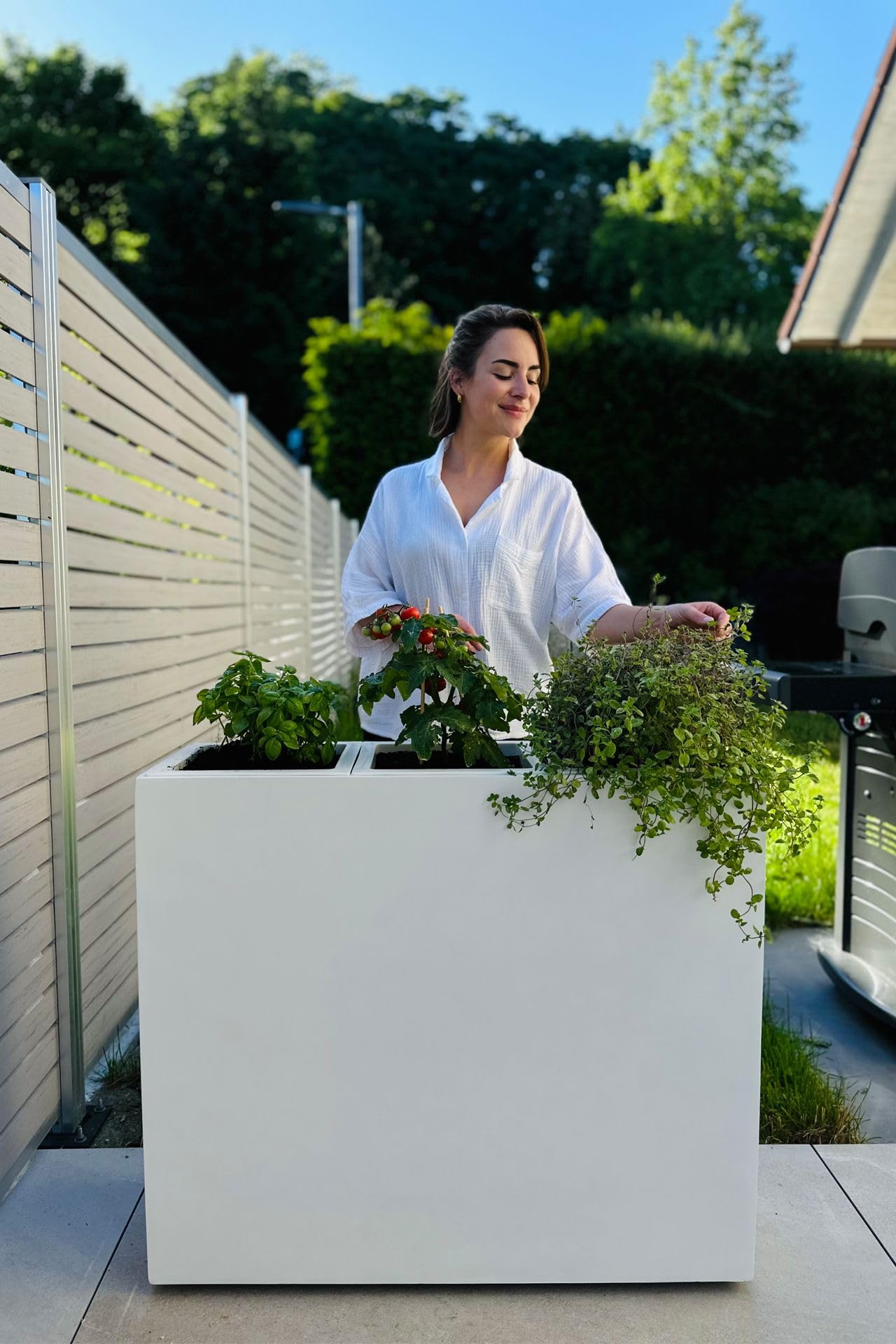 VIVANNO Großer Pflanzkübel Raumteiler auf Rollen - Fiberglas Weiß Matt | Wetterfester Blumenkübel 88x75x30 cm für Außen & Innen, inkl. Zwischenboden, mobil für Gastronomie & Hotel