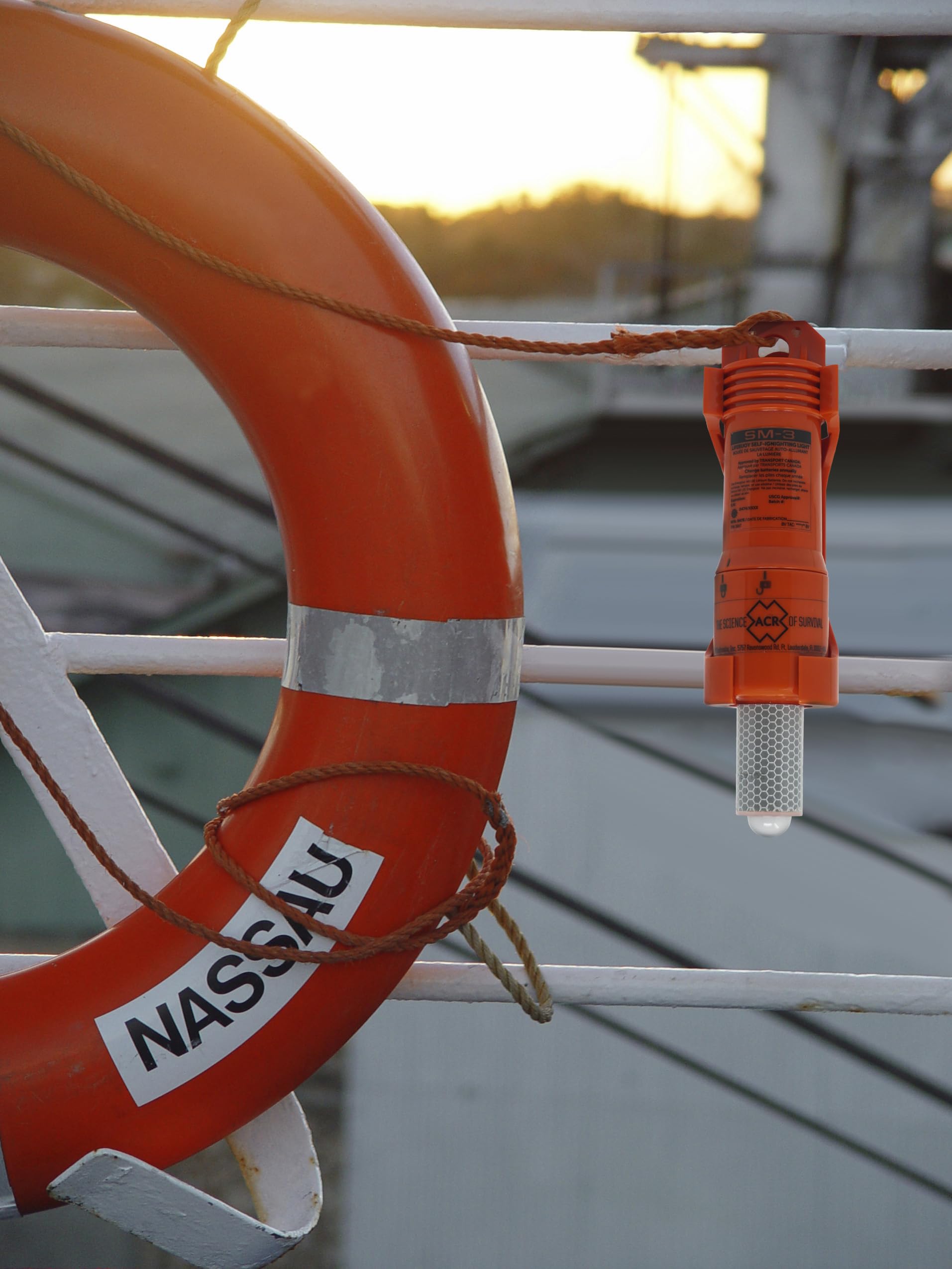 ACR SM3 Luz Marcadora Autoencendida para Aro Salvavidas, Aprobada por USCG, SOLAS y MED, Reemplazo Directo de SM2, Garantiza Visibilidad Confiable en Emergencias [Clase Energética B]