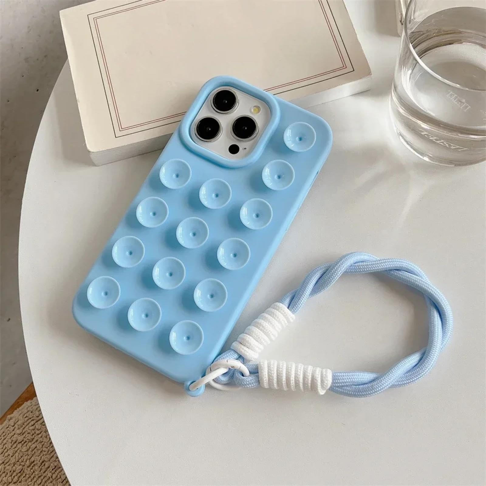 Coque iPhone 15 Pro Max silicone avec dragonne et ventouse bleu