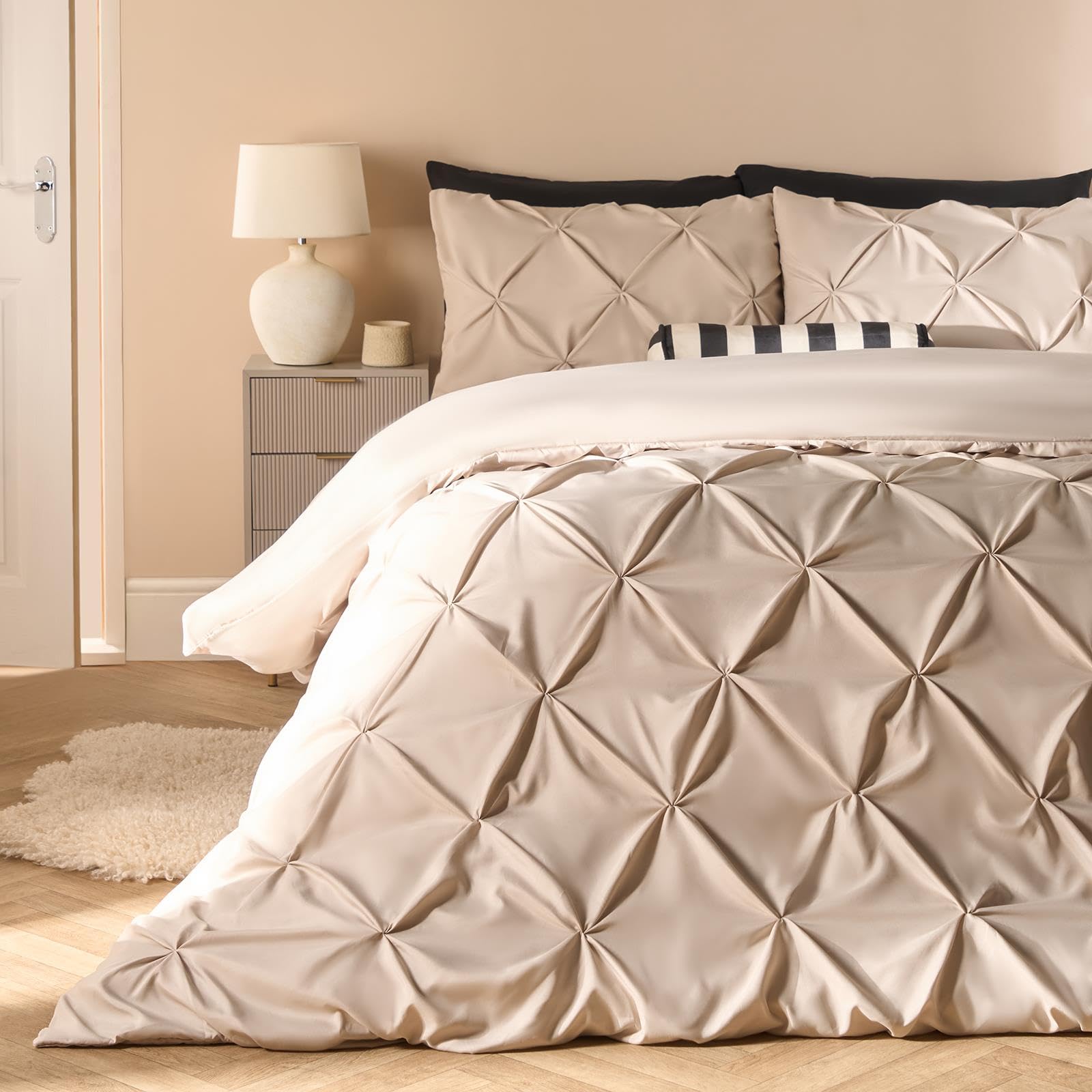 OHS King Size Duvet Cover Set, Super Soft Cosy Warm Microfibre Luxurious Diamond Pintuck King Size Bedding Comfy Modern Easy Care Quilt Cover Set with Pillowcases, Natural