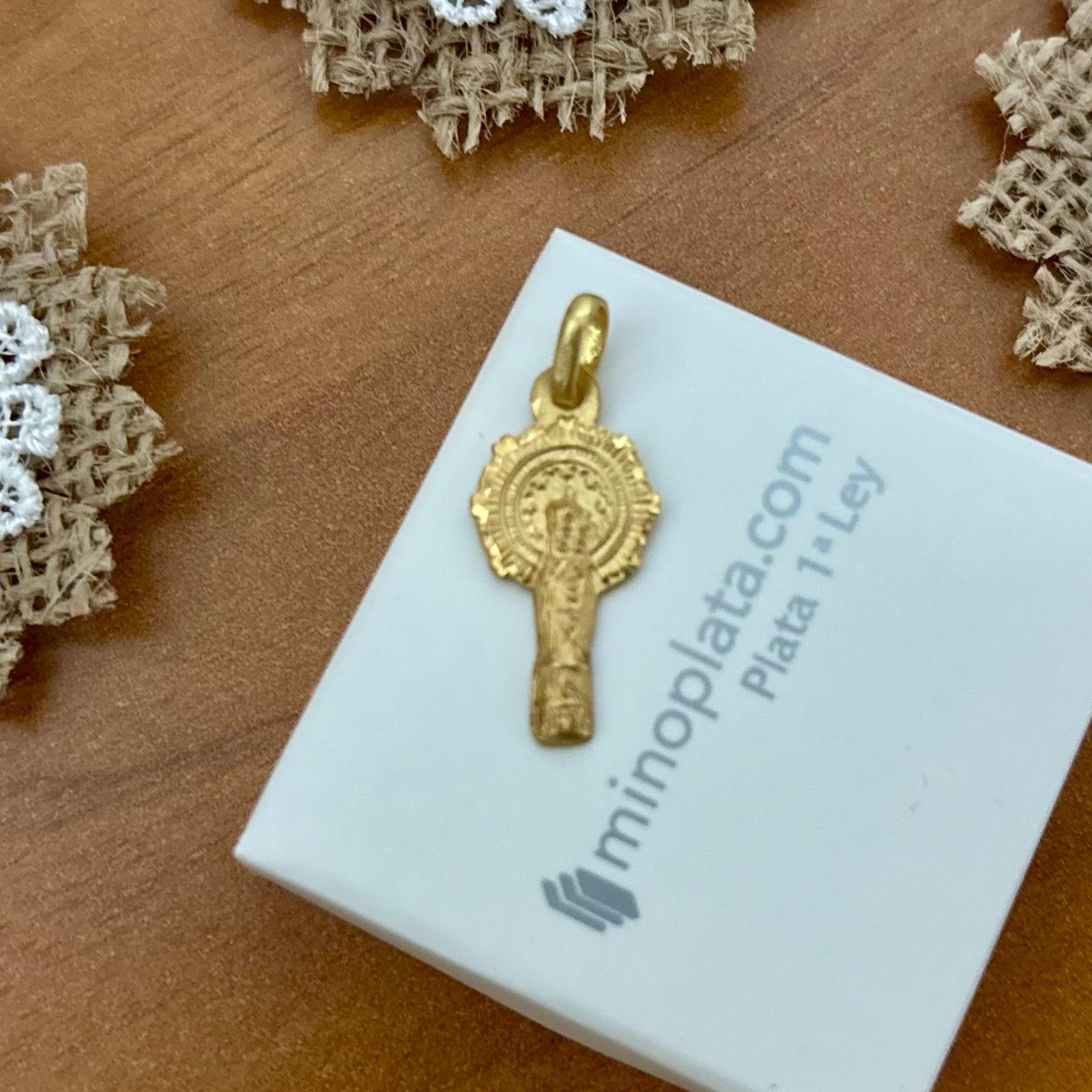 Medalla silueta de la Virgen del Pilar de Plata bañada en Oro 12x23mm
