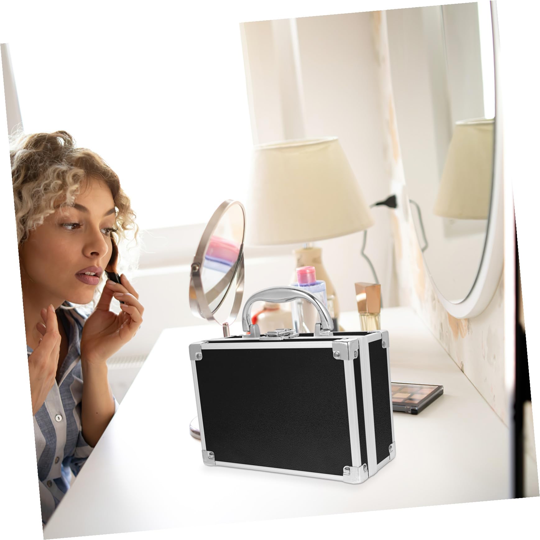 Valigetta Cosmetici Portatile in Lega di Alluminio Nera Organizer Compatto per Trucco e Accessori Custodia da Viaggio Elegante e Versatile per Professionisti e Uso Quotidiano