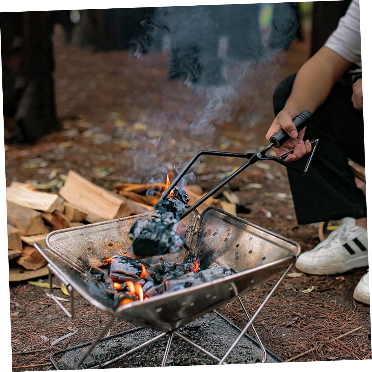 Pinza de Carbón para Chimenea de Camping con Mango de Madera Negra | Hierro Resistente, Agarre de Precisión para Manipular Brasas, 1 Pieza para Hotel y Fogata Exterior