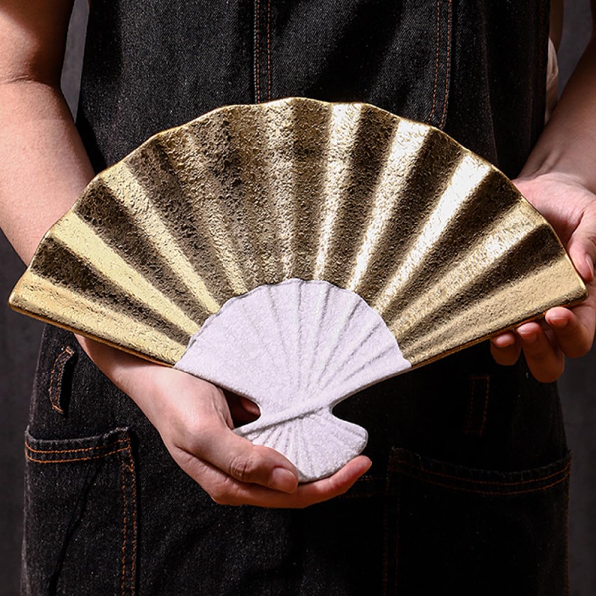 SHINEOFI Plateau de Service à Sushis en Céramique 30 Cm Forme Éventail Plaqué Or, Assiette Plate en Porcelaine Multifonction, pour Restaurants et Hôtels, Assiette à Sashimis et Apéritifs,