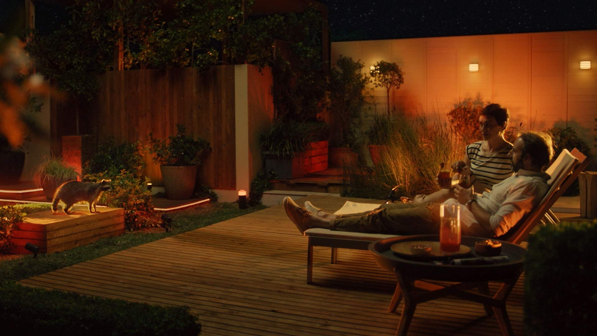 Philips Hue White and Color Ambiance LED Outdoor Lightstrip, 5 Meter, 1600lm, dimmbar, komplett wetterfest, 16 Mio. Farben, steuerbar via App, kompatibel mit Amazon Alexa (Echo, Echo Dot)