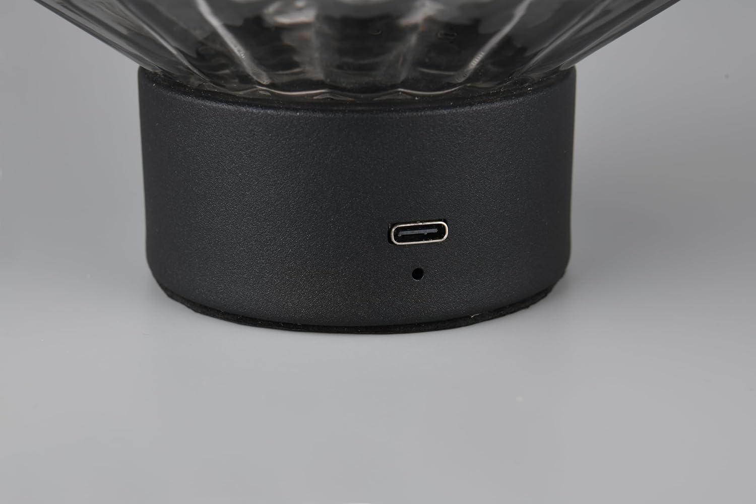 Close-up of the USB-C charging port on the lamp അടിസ്ഥാനം