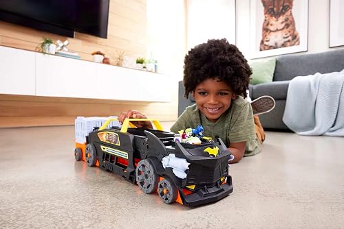 Hot Wheels RacerVerse - La fuga di Batman, veicolo trasformabile in pista circuito a 3 corsie, include 2 macchinine, Batman Die-Cast e RacerVerse Joker, giocattolo per bambini, 4+ anni, HXN21 - 2