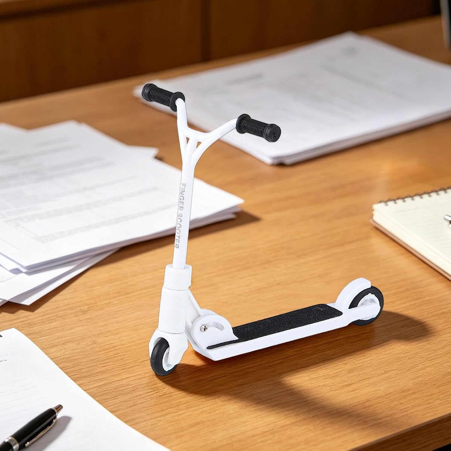 Mały Palcowy Skuter Realistyczny Uspokajający Relaks Pchaj-Przyciągaj Fidget Gadget dla Kobiet Dorosłych Dzieci Studentów Dojazdy Poczta Oczekiwania Klasa Podróż Samolot