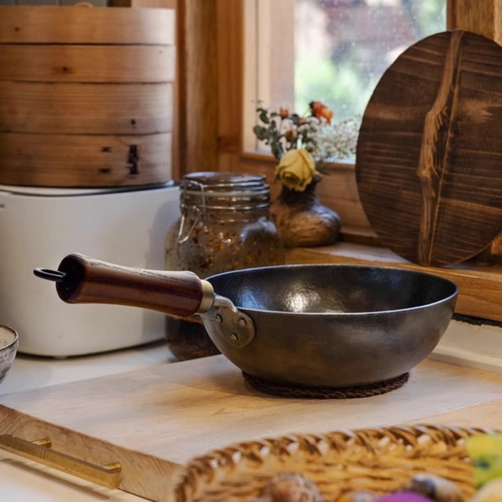 Hand-Hammered Cast Iron Wok 24 cm Wooden Handle | El compuesto de metal sólido se coloca en la zona de cocción, distribuye el calor de manera uniforme y facilita la cocción.