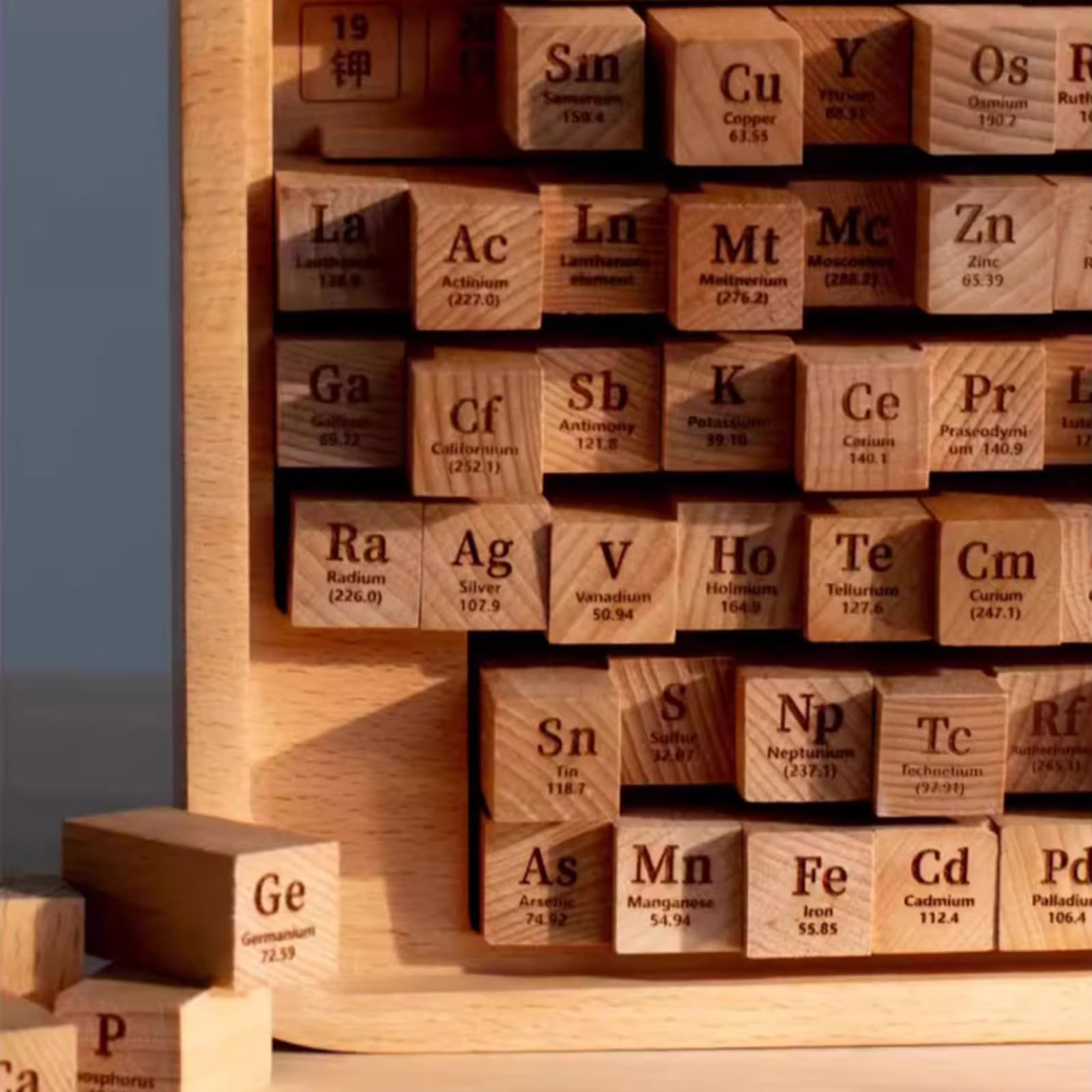 Tavola Periodica degli Elementi, Espositore a Blocchi con 120 Elementi, Cornice in Legno, con Supporto Regolabile, Regalo Didattico per Appassionati di Scienza E Insegnanti