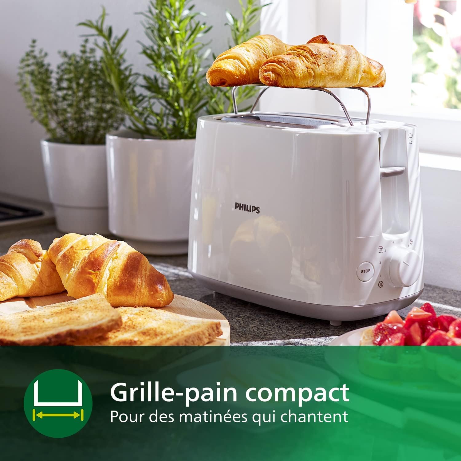 Visiter la boutique Philips Philips Grille-Pain Daily Collection - Toaster à 2 Fentes Larges, 8 Niveaux de Dorage, Réchauffe-Viennoiseries Intégré, Décongélation et Arrêt Auto, 830W, Blanc (HD2581/00) in use