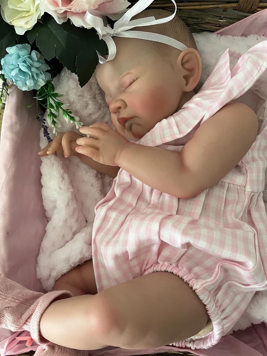 cosheng Reborn Baby Dolls Girl 19 Inch Realistic Reborn Baby Doll That Look Real Silicone Baby Dolls Sleeping Newborn Baby Doll with Cloth Body Toy Gift for Kids Age 3+