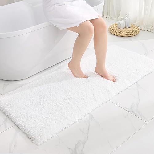 Alfombra larga para suelo de baño de 24 x 70 pulgadas, color blanco antideslizante, esponjosa, lavable, absorbente, para ducha y lavabo