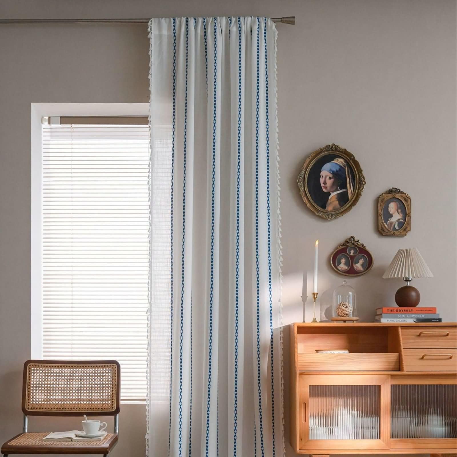 Voilage coton semi transparent bleu pour bloquer les vis-à-vis du salon