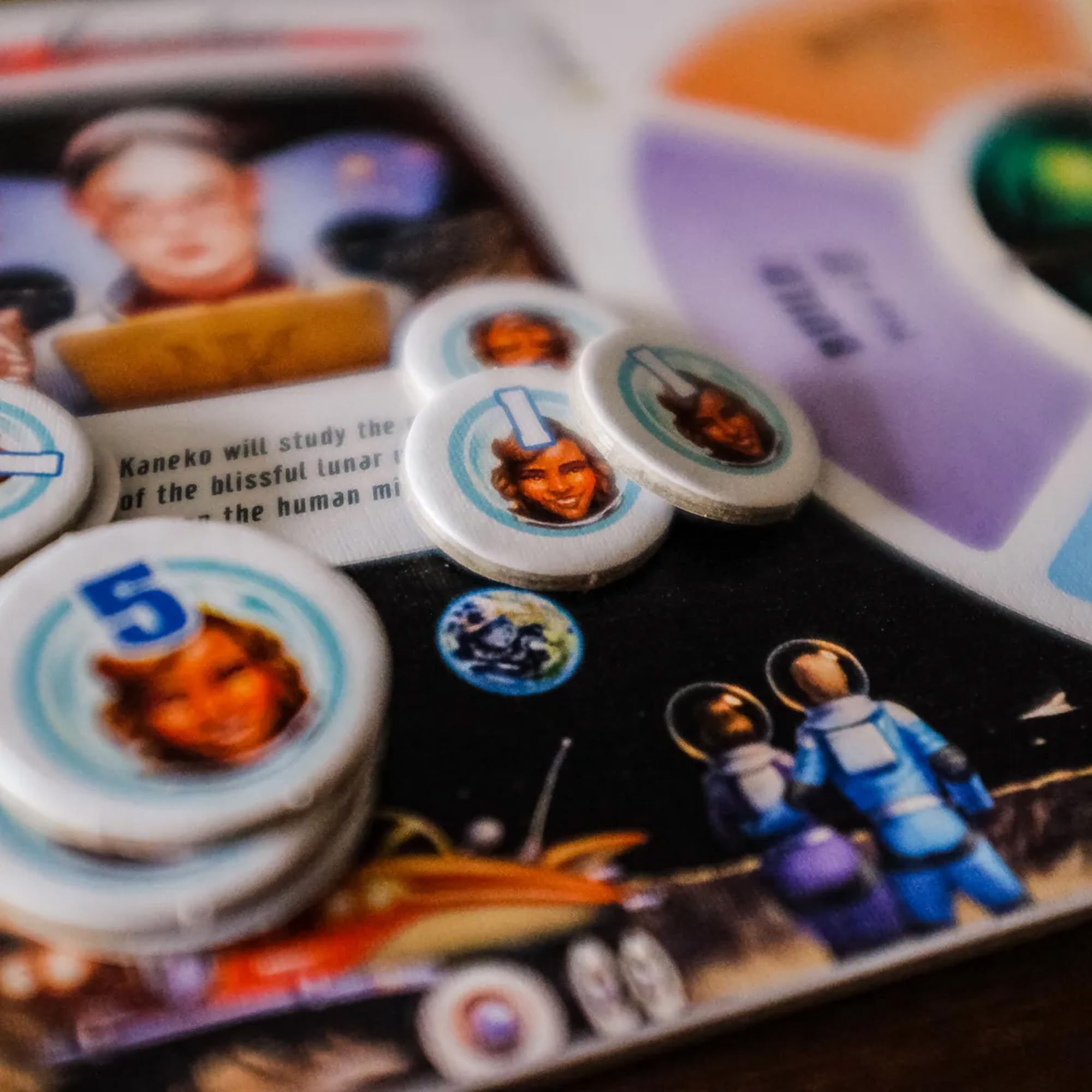 Rio Grande Games: Moon Colony Bloodbath – Strategie-Kartenspiel, Überleben im Weltraum, Motorenbau, Losing Tableau-Spiel, ab 14 Jahren, 1–5 Spieler