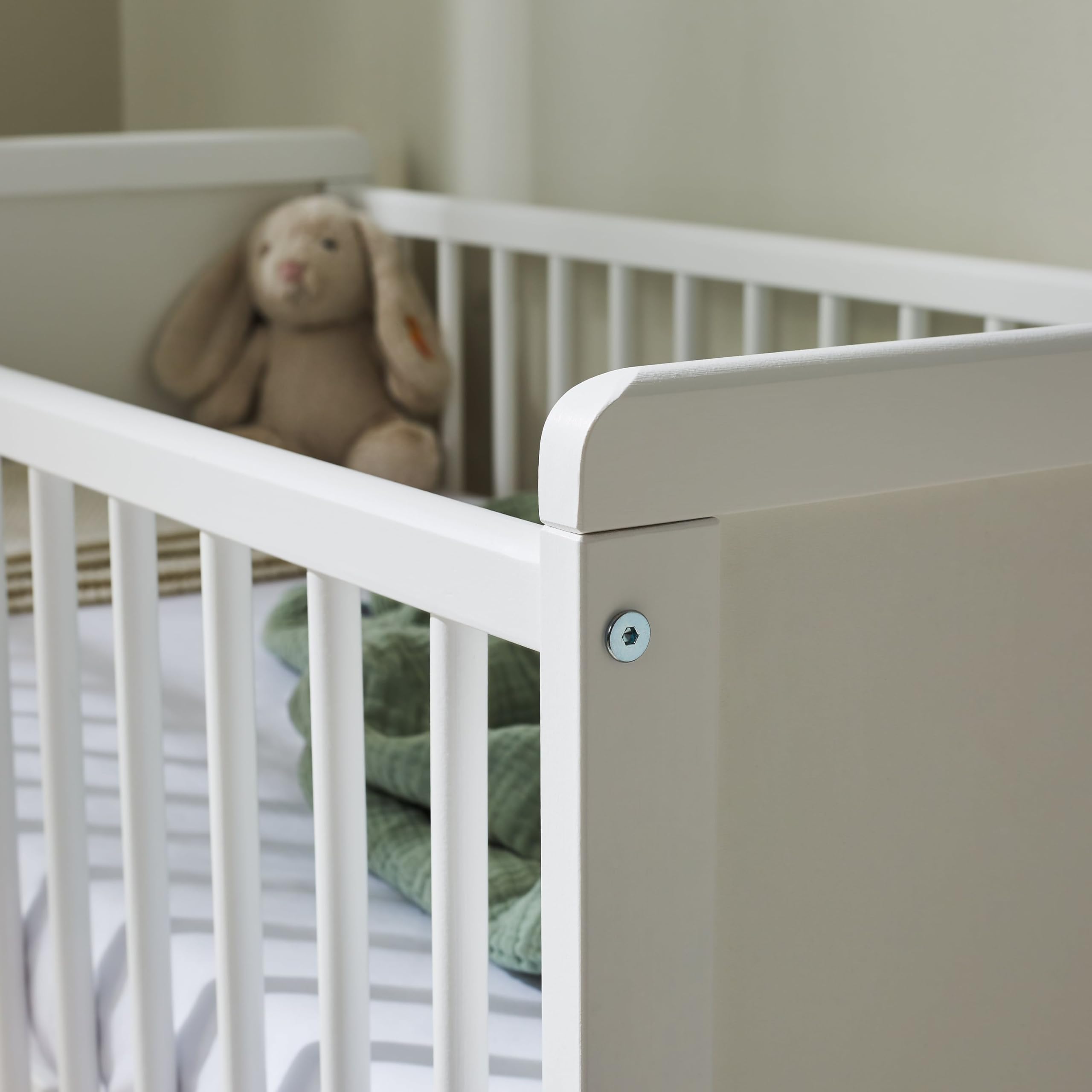 Kids Collective Lettino trasformabile in lettino per bambini 60x120 con materasso, rete a doghe e protezione anticaduta in legno massiccio 120 x 60 | bianco, molto stabile Prodotto in Europa
