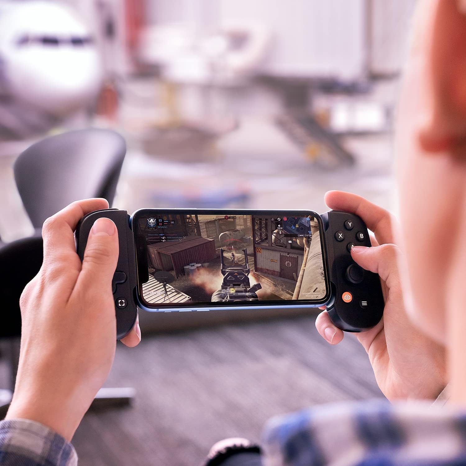 Backbone One PlayStation Edition in Weiß am iPhone während einer Spielszene
