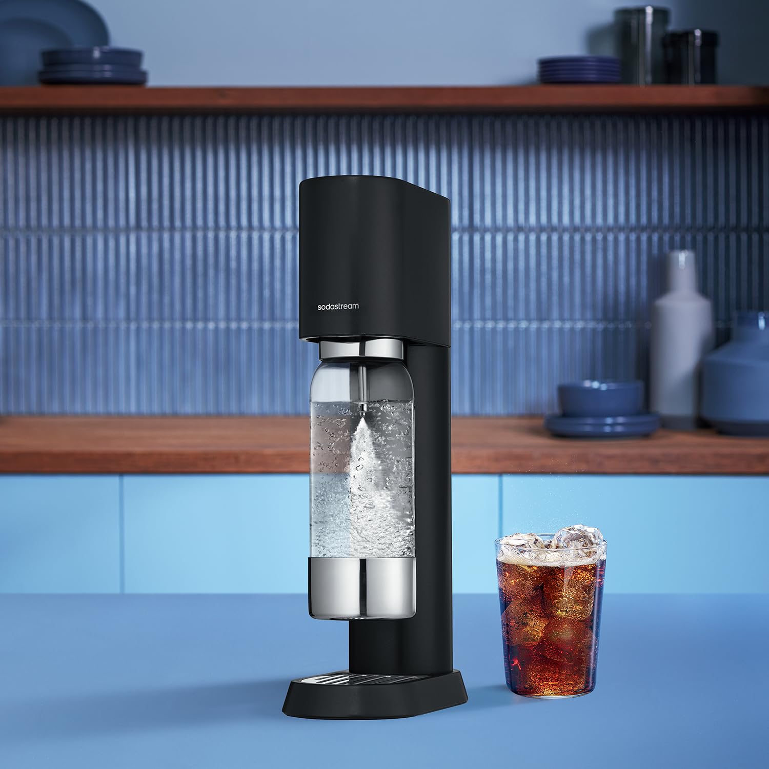 Sodastream Ensō – Machine à eau pétillante avec système CO₂ Quick Connect, cylindre de gaz 60L, 3 bouteilles 1L sans BPA et chiffon de nettoyage inclus, noire