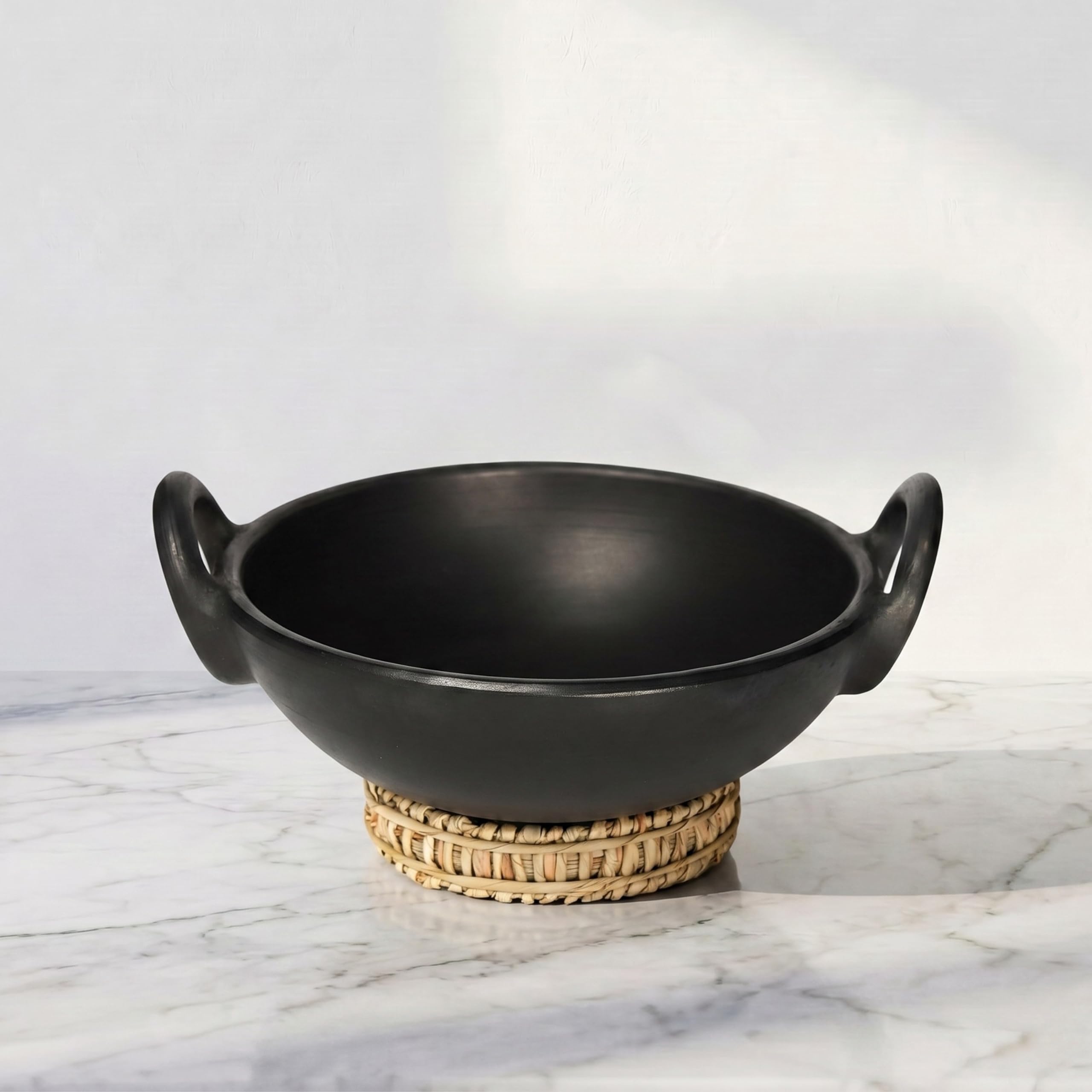 SWADESHI BLESSINGS HandMade Exclusive Range Unglasierter Ton/Mitti/irdener Kadai zum Kochen, 1,8 Liter (mit natürlichem Schatten- und Spiegelglanz) + gratis Palmblattständer (schwarz)
