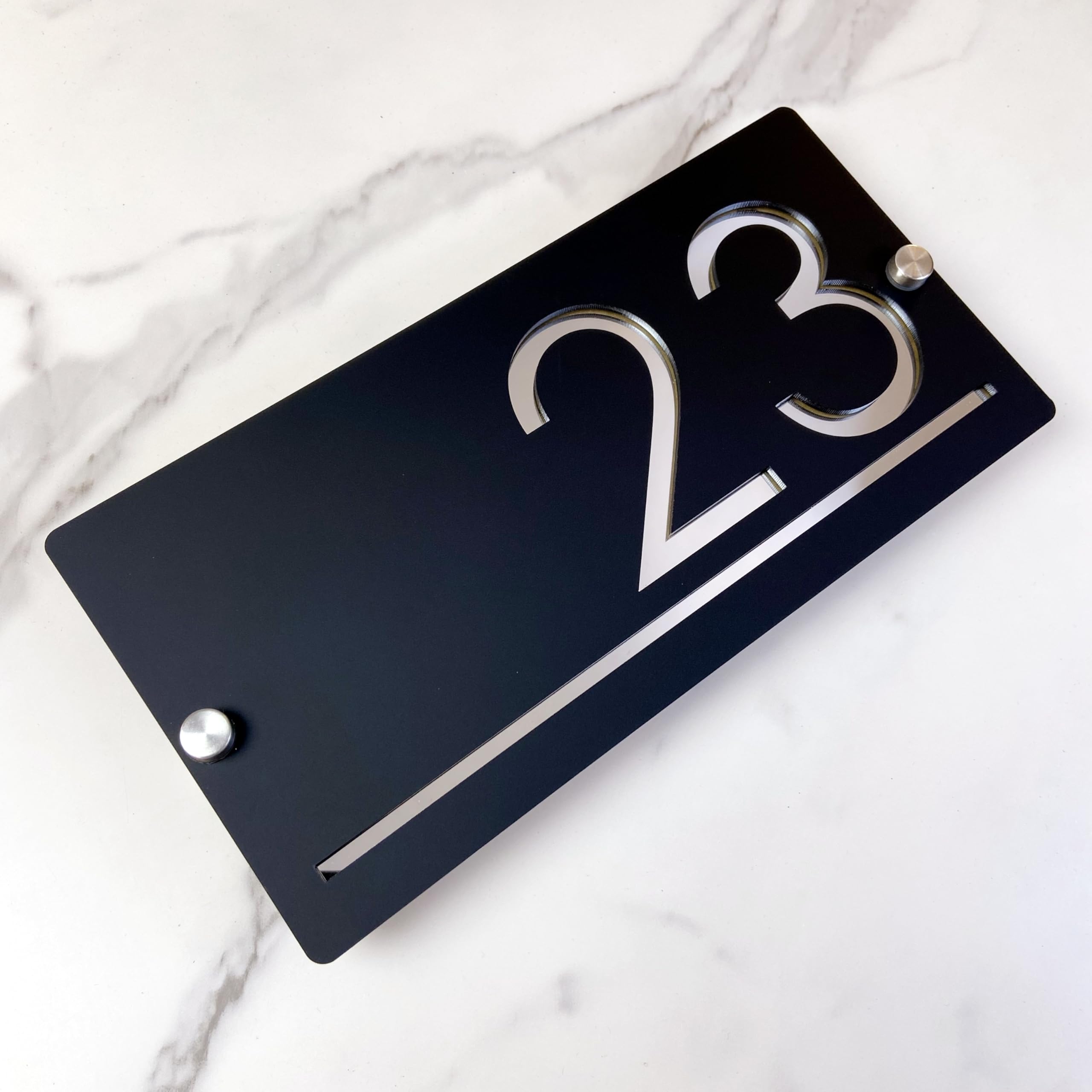 Placa de número de casa al aire libre, Diseño suspendido placa de número de casa personalizada, letrero de nombre de calle 3D cortado con láser acrílico moderno (negro&plata)