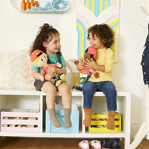 Miniatura 3 de Playskool Dressy Kids - Muñeca con pelo negro y sombrero, juguete de peluche de actividades con cremallera, cordón de zapatos, botón, para niños de