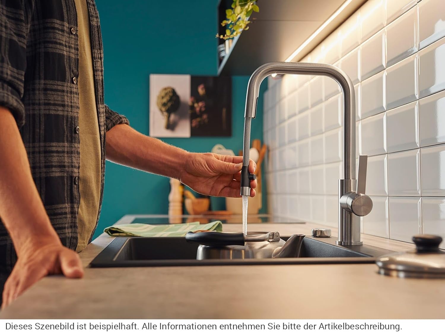 Hand pulling out the spray head of the BLANCO JANDORA-S faucet