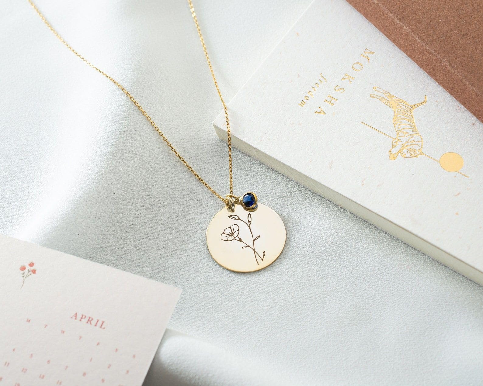 Personalizzato fiore del mese di nascita collana, oro personalizzato argento inciso delicato per mamma novembre