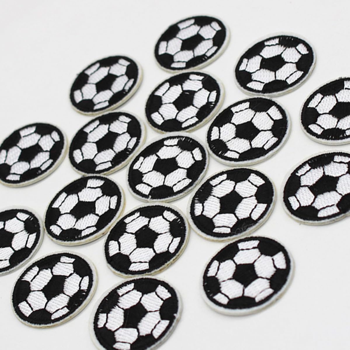 10 Parches Bordados de Fútbol Ideales para Manualidades y Proyectos de Arte DIY, Cubre Agujeros Fácilmente para Coser en Ropa y Bolsos de Tejido