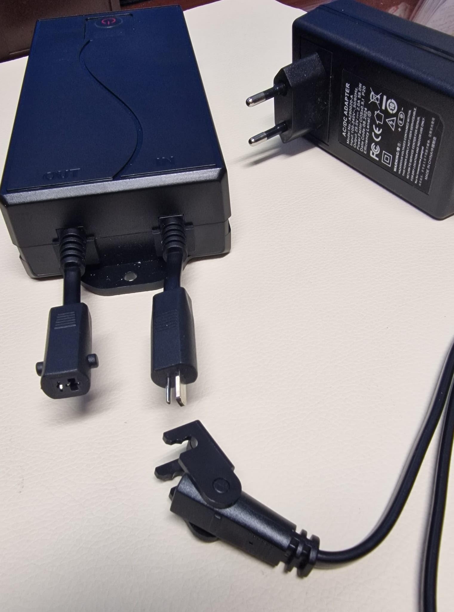 Batteria ricaricabile esterna+unità di ricarica (cellulari) per divani, poltrone Relax a motore + trasformatore alimentatore a parete
