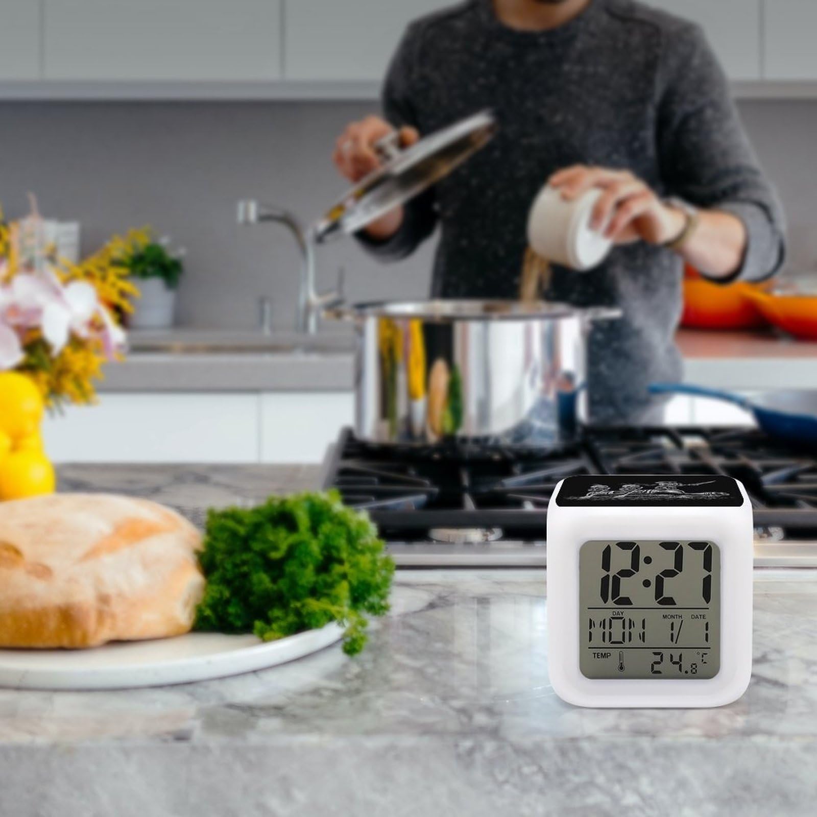 Amazon.co.jp: 水に浮かぶ面白い骸骨船員 デジタル時計おしゃれ