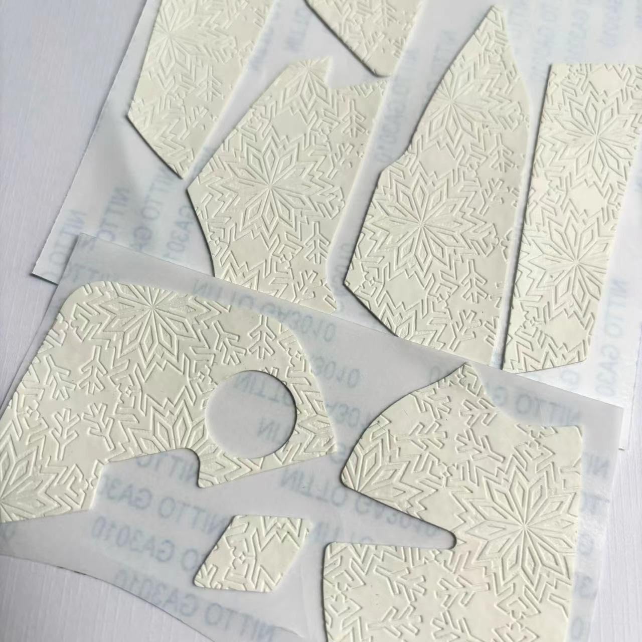 Cinta de agarre antideslizante blanca para optimizar tu mouse Logitech G502 X 4