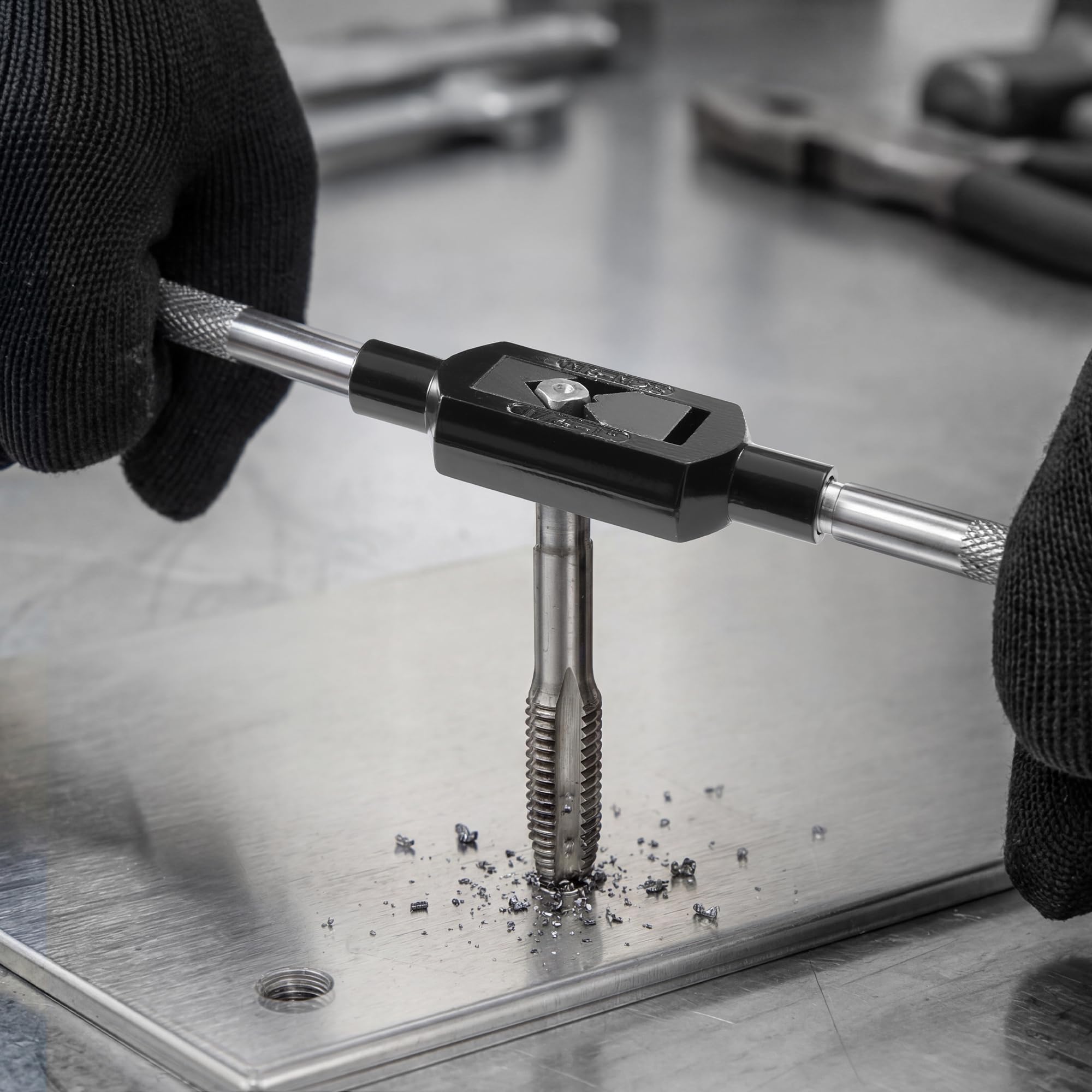 VEVOR Juego de Machos y Terrajas de Roscar 51 Piezas en Tamaño Métrico M6 a M24 Rosca Gruesa y Fina, Acero con Recubrimiento de Titanio Incluye Calibre Llave Estuche para Reparación y Corte de Roscas