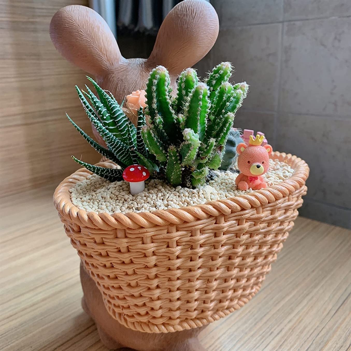 Rzeźba ogrodowa, uroczy królik, doniczka na sukulenty, króliczek, kosz do przenoszenia, statuetka na balkon, na zewnątrz, patio, ozdoba ogrodowa