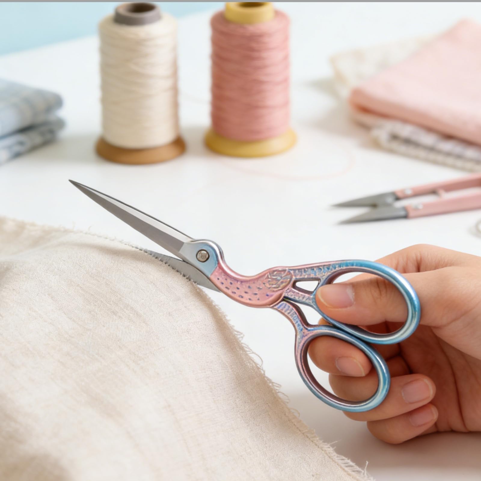 2 Stück Handarbeitsschere, Stickschere Klein Scharf, Fadenschere, Edelstahl Storch Nähschere, Edelstahl Handwerk Schere, für Stickerei, Handarbeiten, Nähen, Basteln mit PU Schere Abdeckung Rosa