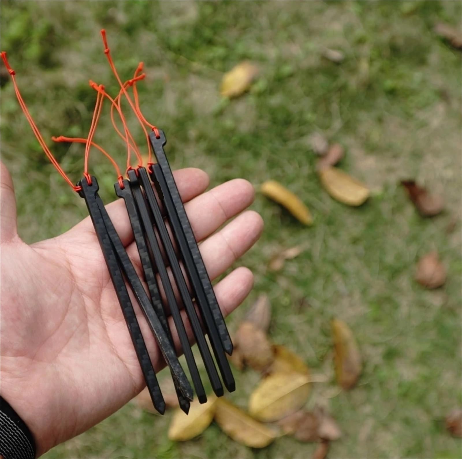 Śledzie namiotowe z haczykami 12 szt. ultralekkich kołków węglowych 3,7 g, śledzie do namiotu, włókno węglowe 3,7 g, gwoździe do namiotu, sprzęt kempingowy, turystyka piesza