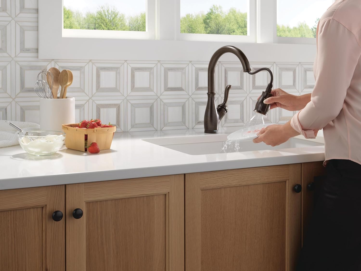 Delta Faucet Leland Touch Kitchen Faucet with Touchless Technology, Oil Rubbed Bronze Kitchen Sink Faucet with Soap Dispenser, Pull Down Kitchen Faucet, Touchless Kitchen Faucet, Venetian Bronze