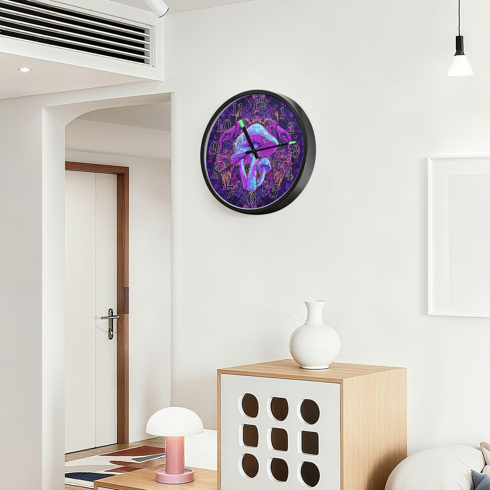 Mnsruu Reloj de pared luminoso, reloj de pared morado con forma de hongo, brilla en la oscuridad, funciona con pilas, 12 pulgadas, silencioso, sin tictac, luz nocturna para dormitorio
