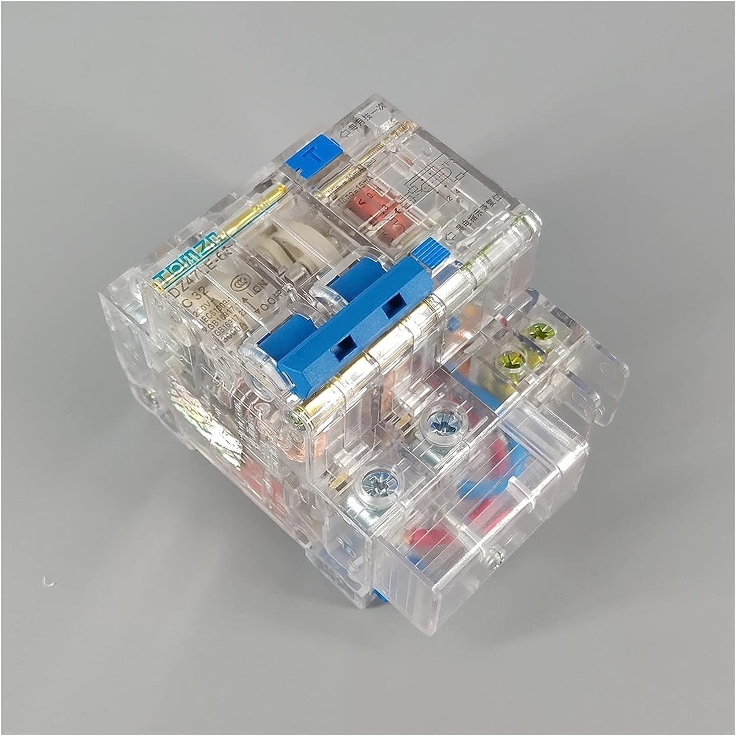 Disjoncteur transparent DZ47LE 2P pour éviter les courts-circuits et les pannes