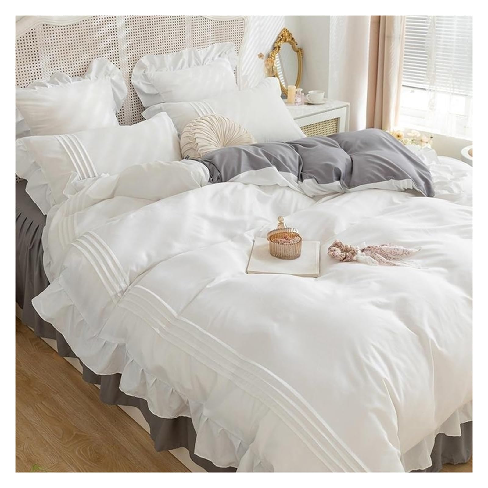 Lit de princesse avec housse de couette et draps blancs au style poétique