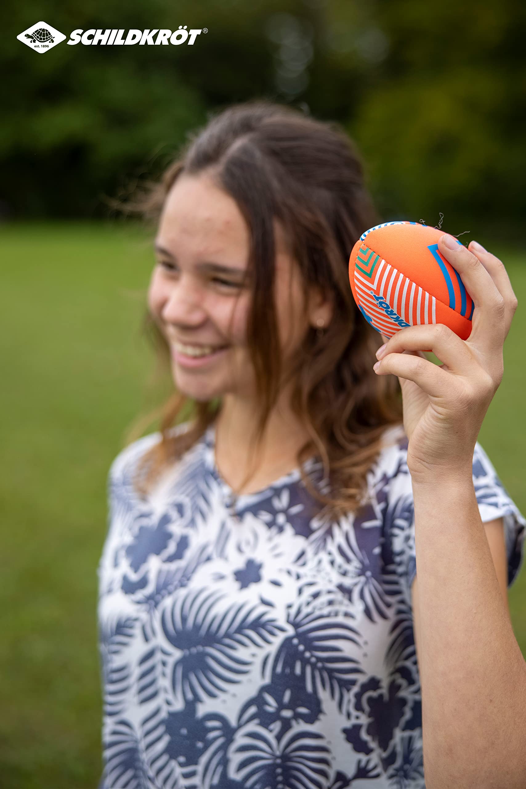 Schildkröt® Zestaw mini piłek, zestaw składający się z 1 siatkówki i 1 futbolu amerykańskiego, Ø 9 cm, poręczny i odporny na słoną wodę, idealny na plażę i wodę, 970347, żółty flamingo, 970347